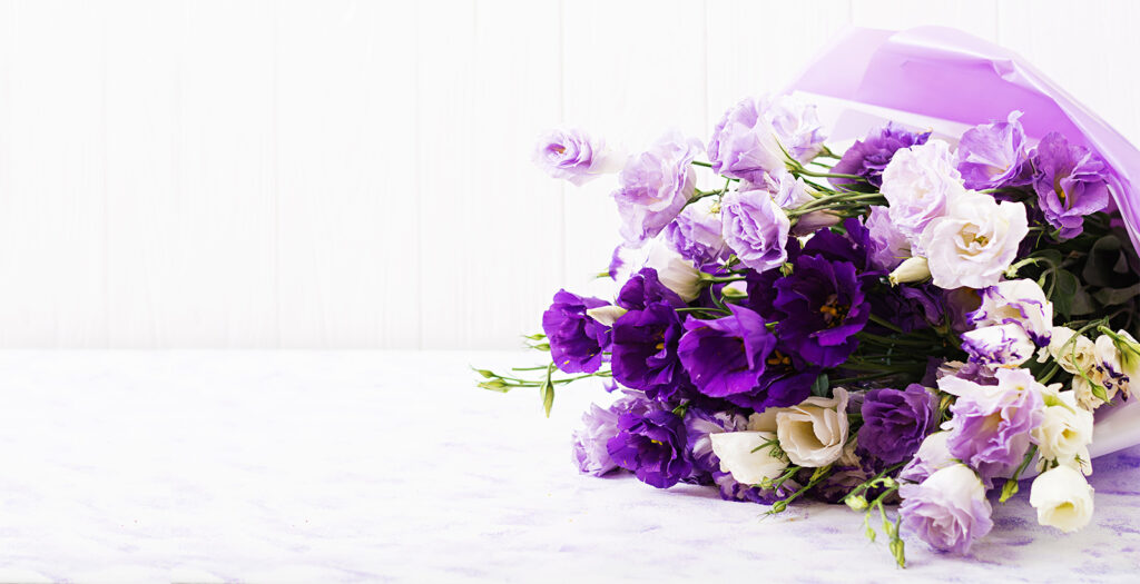 Roze lisianthus in een rieten mand